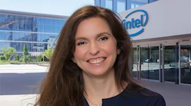 קרין אייבשיץ-סגל ברקע מבנה של אינטל, צילום: אוהד פאליק, אילוסטריציה, AI